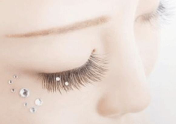 《新しい技術》当店のまつげパーマは、これまでのパーマと違い、液剤を一切使わないのでまつ毛を傷めない業界最先端の技術を取り入れました。上下にカールをすると目がより大きく見せる事ができますよ☆